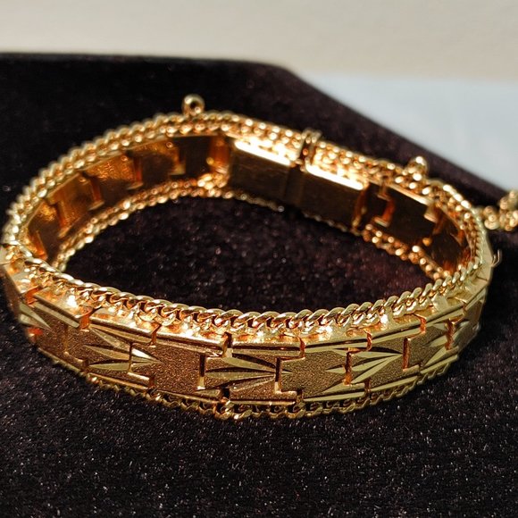 GOLD TONE BRACELET WITH SOMEWHAT SOUTHWESTERN DESIGN. no markings - Picture 2 of 5